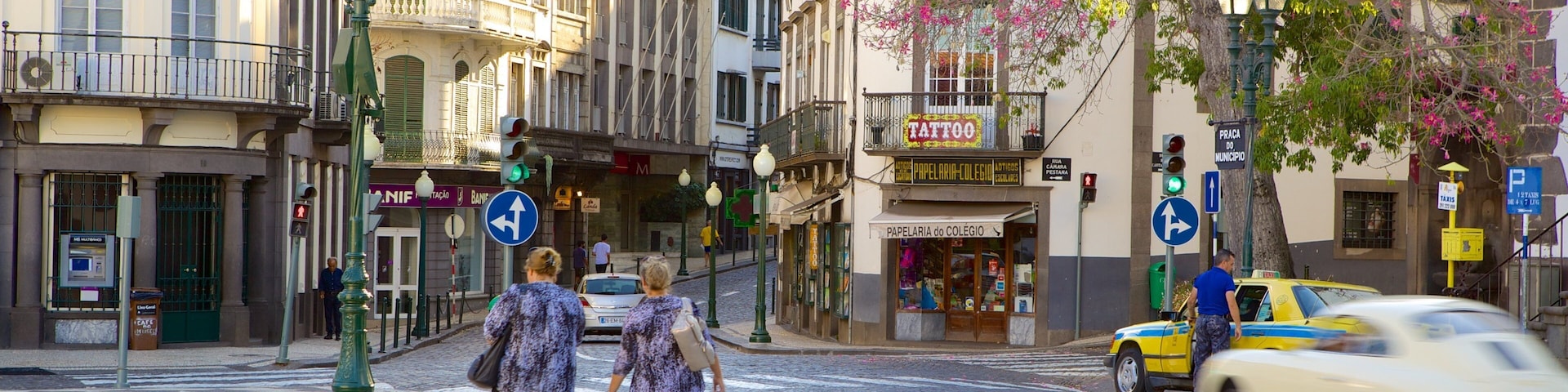 Praça da Cidade mostrando uma cidade pequena ou vila e cenas de rua