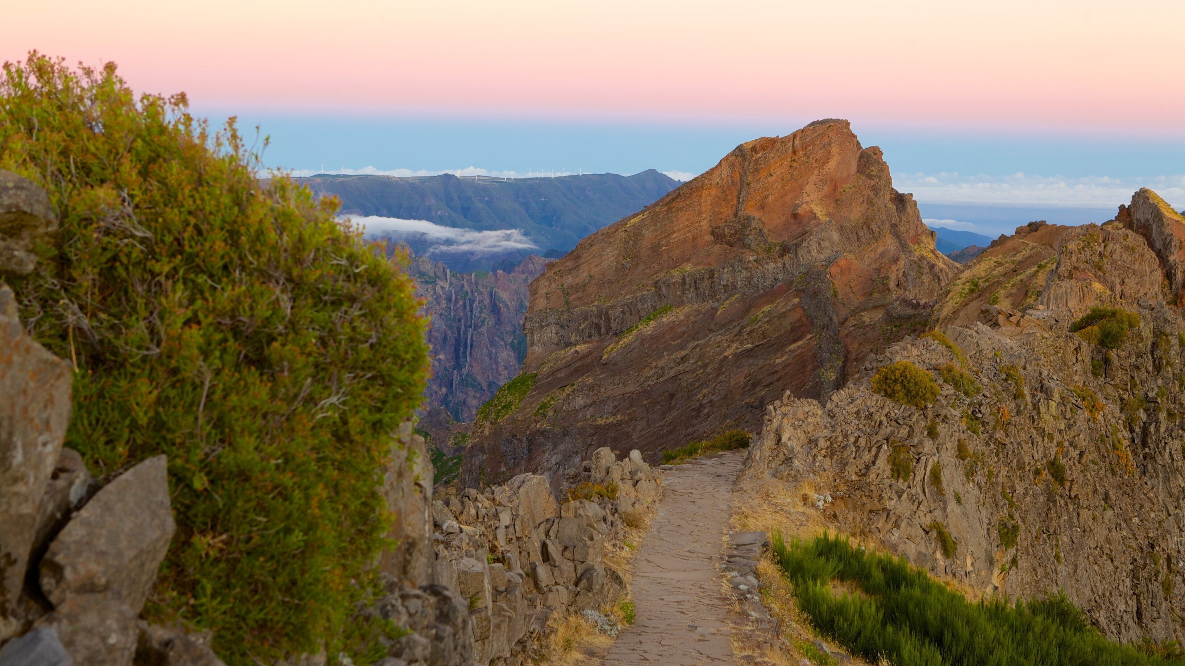 Pico do Ariero showing a sunset and mountains