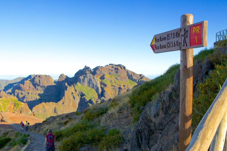 Indicador de senderisme de muntanya amb direccions a Pico Ruivo (E) 7,0 km i Pico Ruivo (O) 5,6 km.