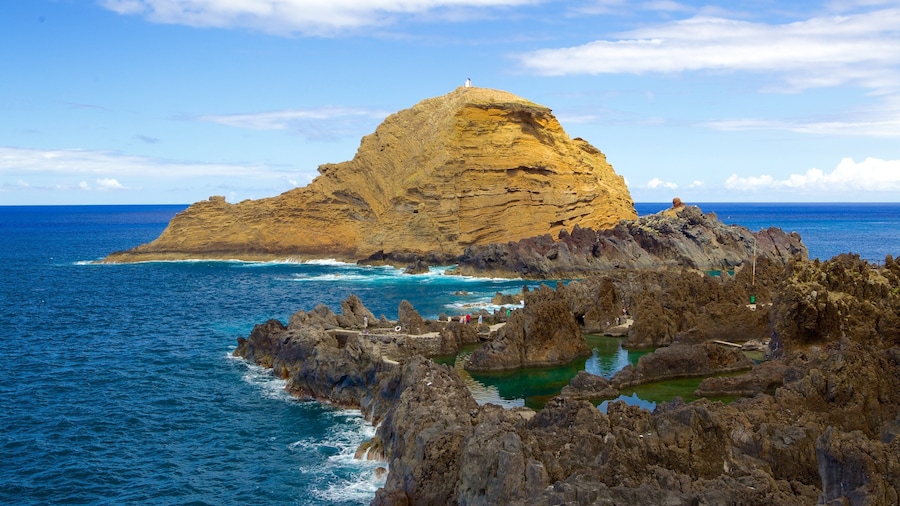 Piscines naturelles de Porto Moniz qui includes cÎte escarpée