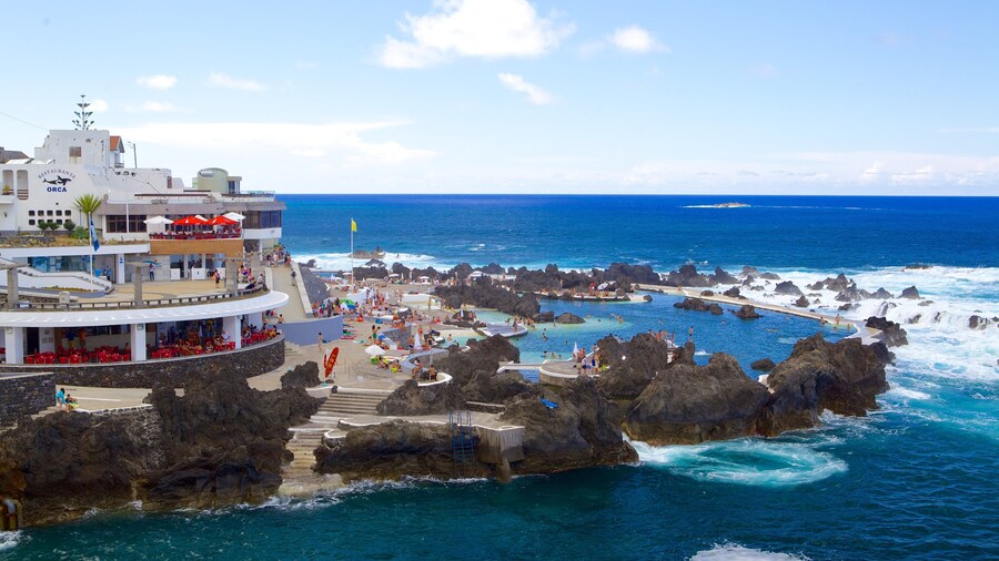 Piscinas naturales de Porto Moniz ofreciendo costa escarpada