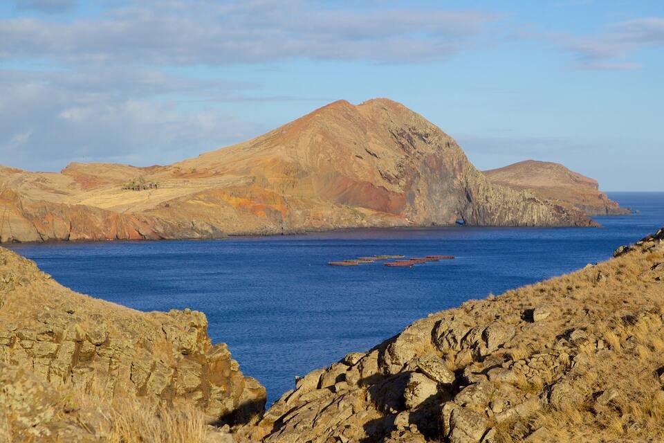 Una costa escarpada con acantilados rocosos y un mar azul cristalino.