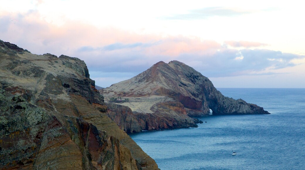 Pointe de São Lourenço qui includes côte rocheuse
