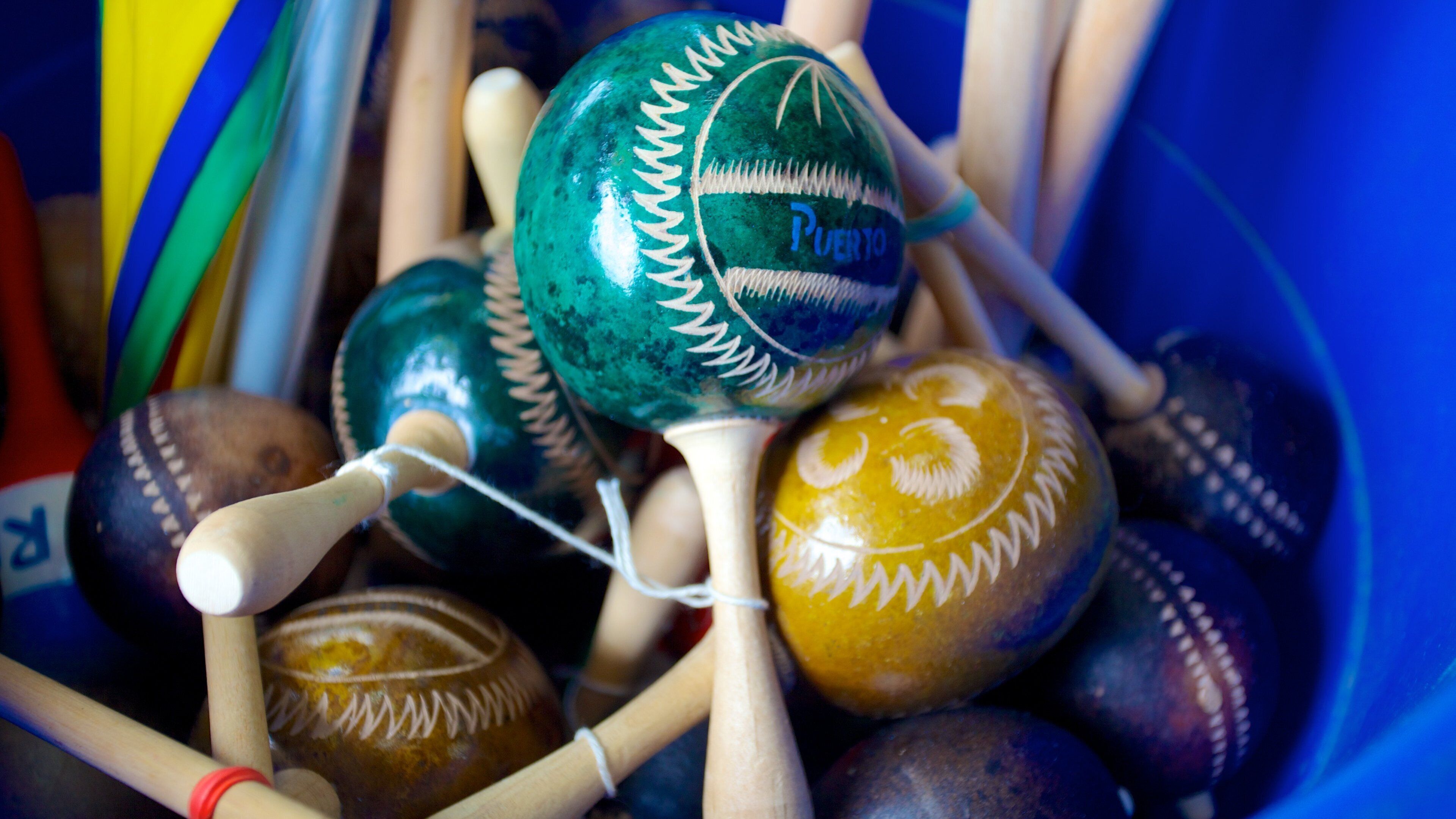 Luquillo Beach showing shopping and markets