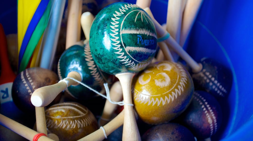 Luquillo Beach showing shopping and markets