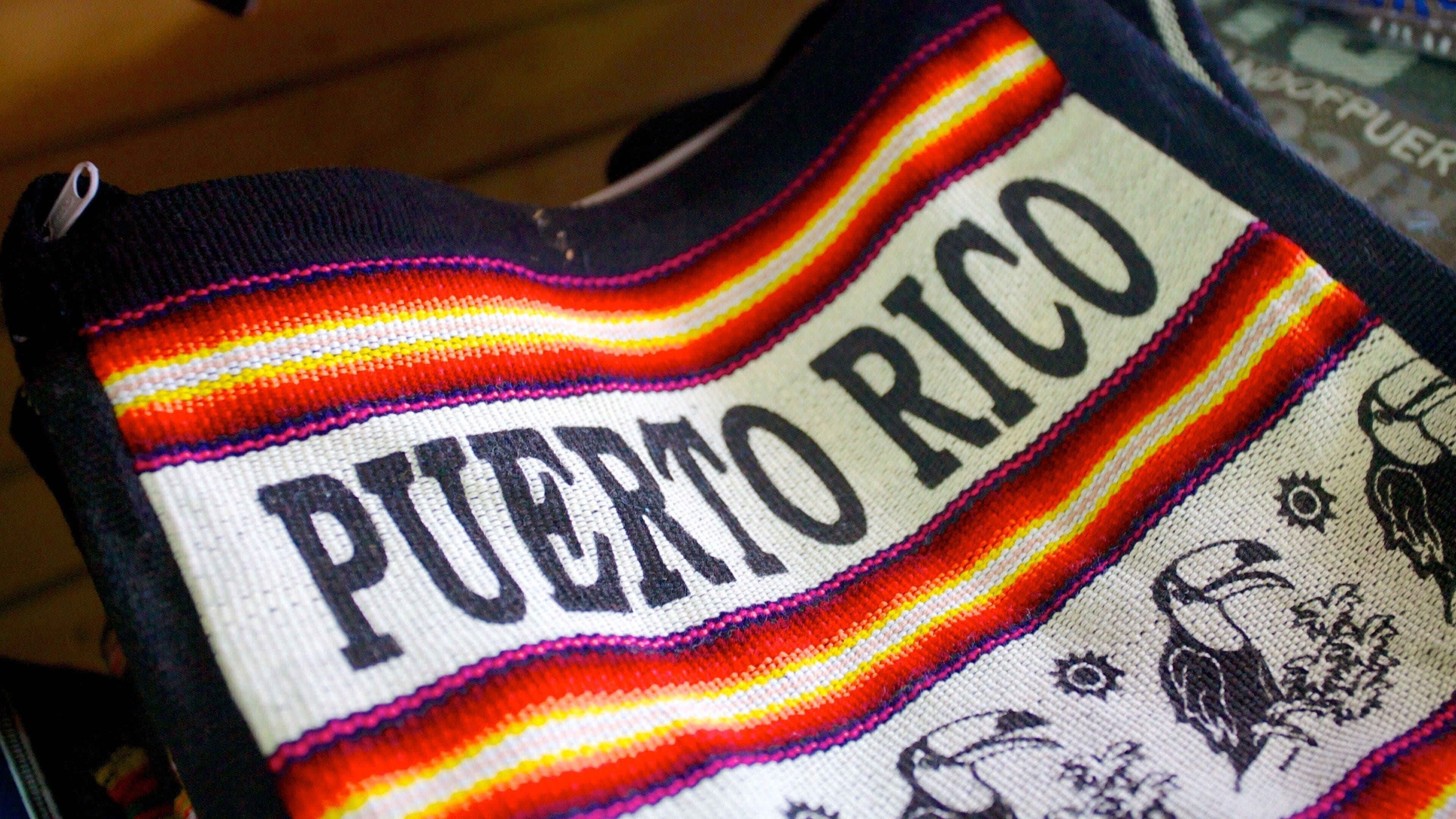 Playa de Luquillo ofreciendo compras, mercados y señalización