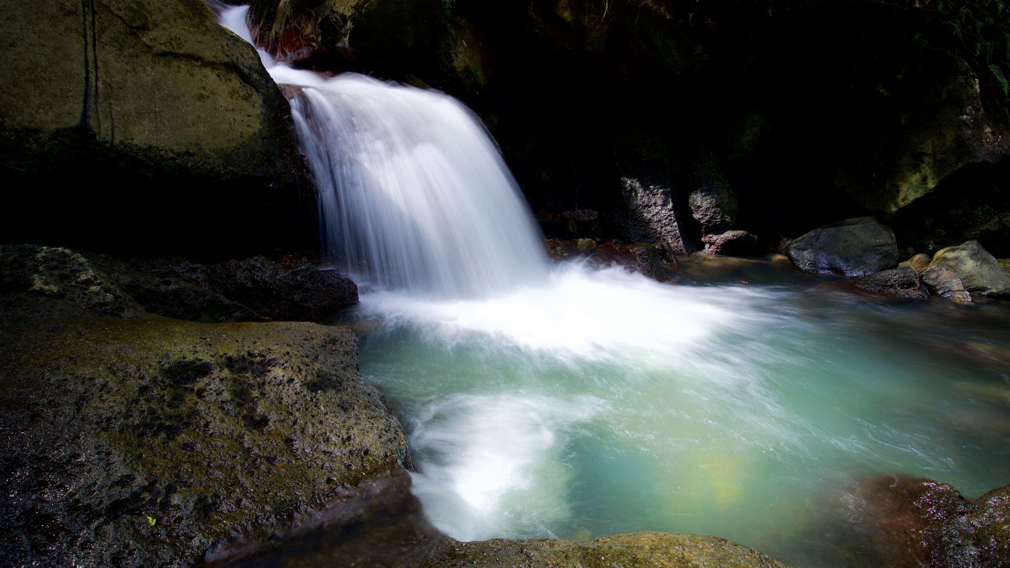 La Mina Falls showing a waterfall