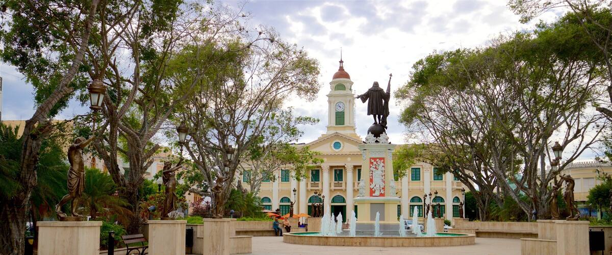 Plaza Colon featuring a statue or sculpture, a square or plaza and a fountain