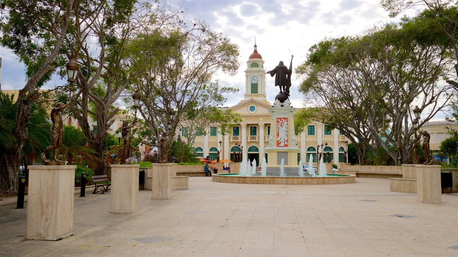 Plaza Colon featuring a statue or sculpture, a square or plaza and a fountain