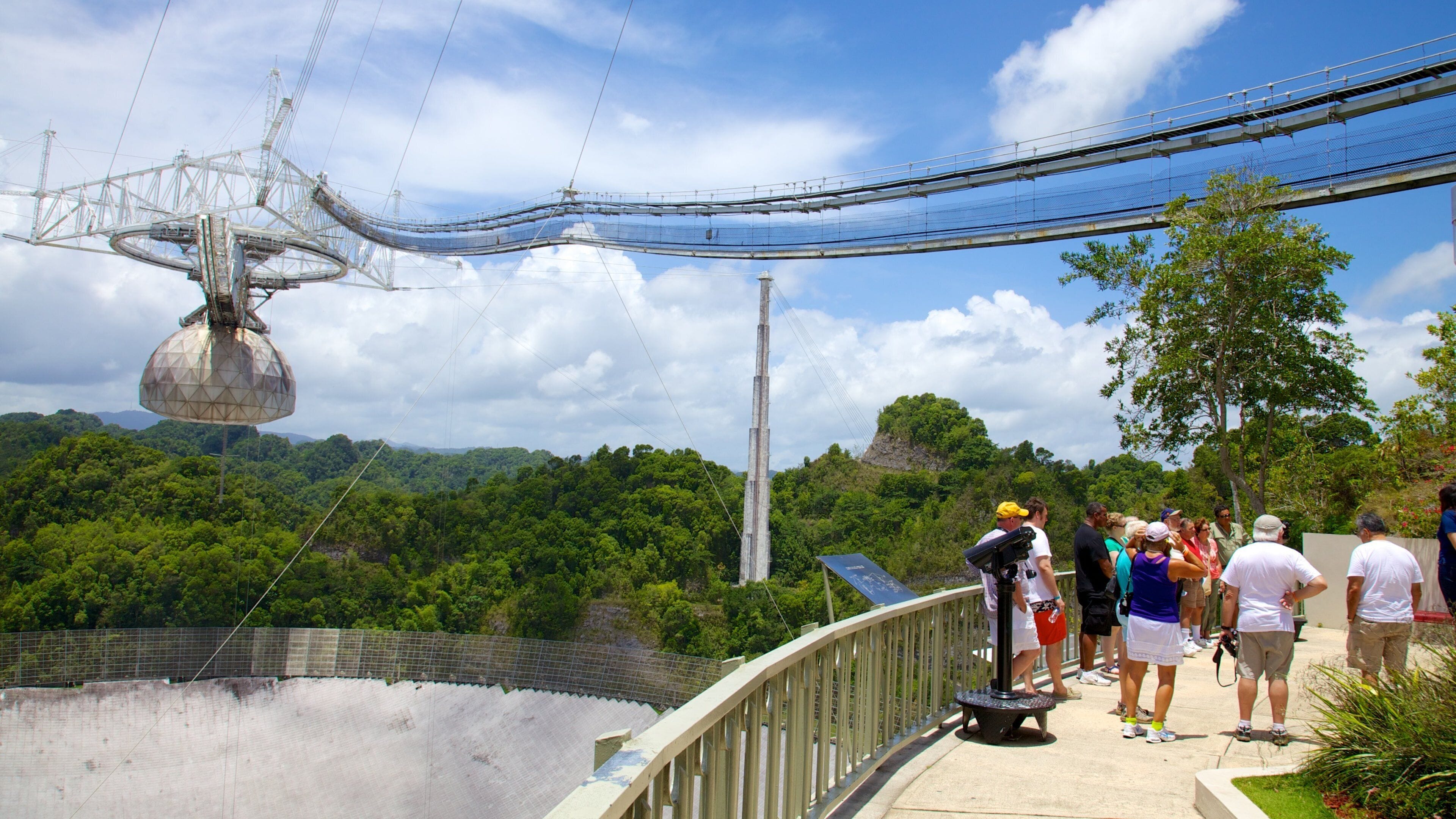 Observatorio de Arecibo ofreciendo un observatorio y vistas y también un gran grupo de personas