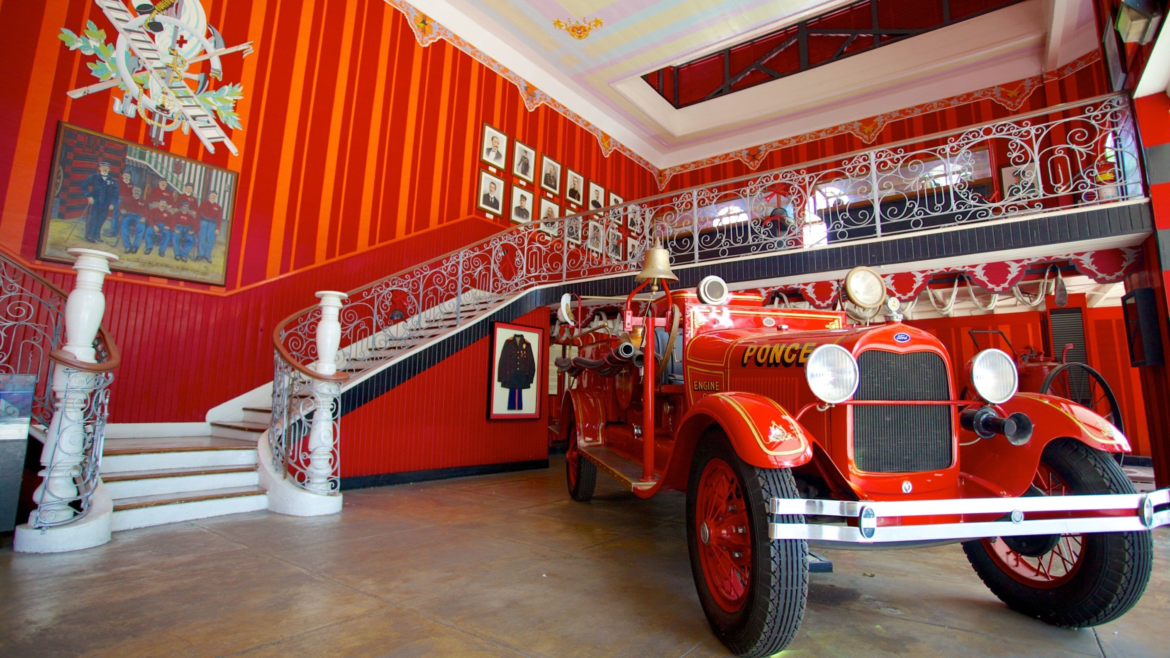 Parque de Bombas featuring interior views