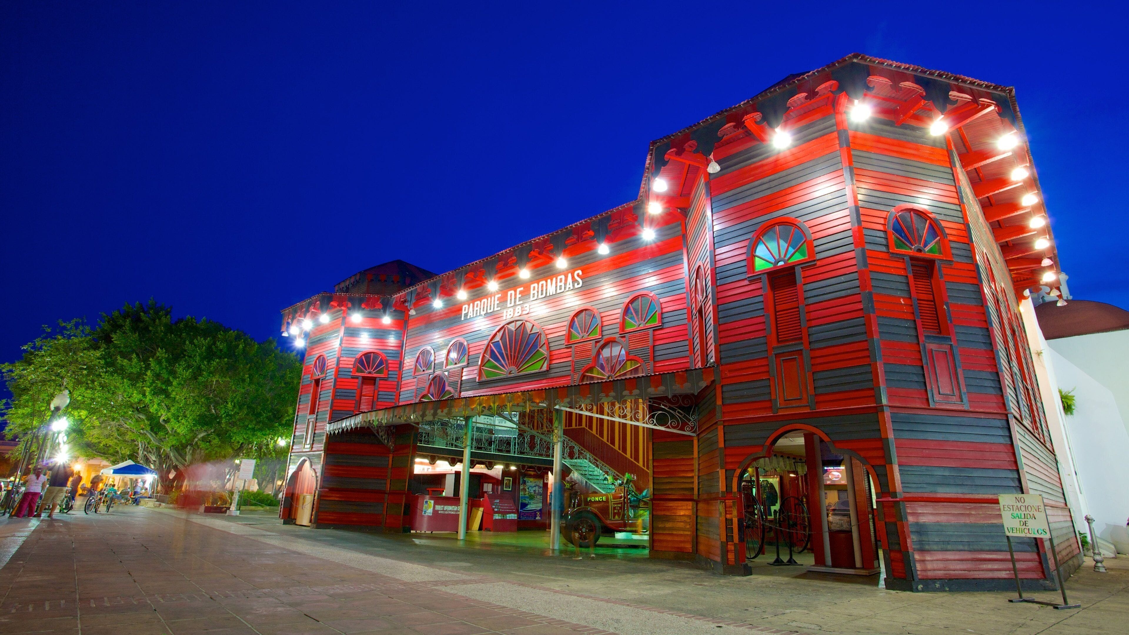 Parque de Bombas showing street scenes and night scenes