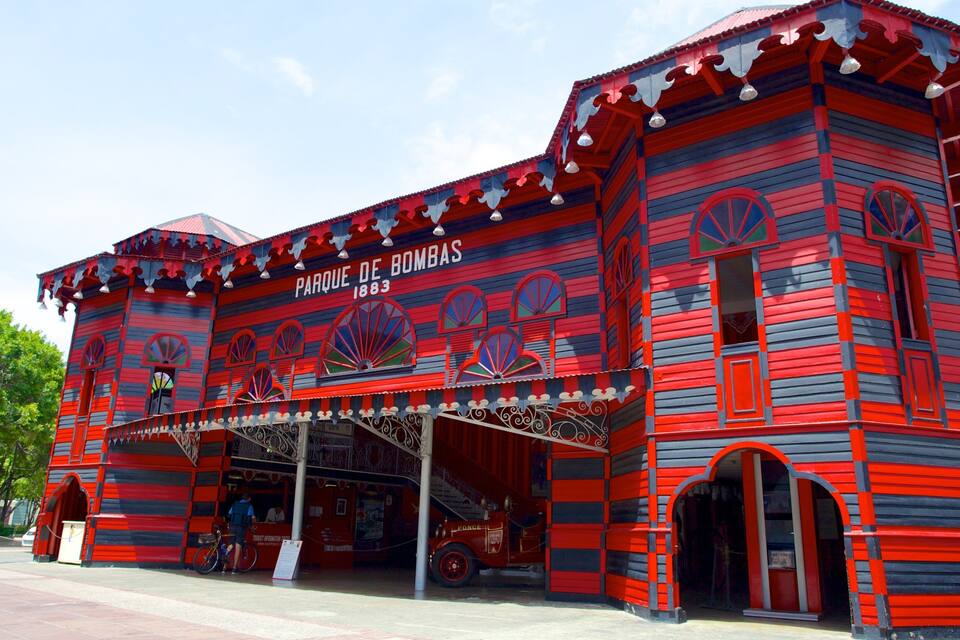 A colorful building with the sign "Parque de Bombas 1883".