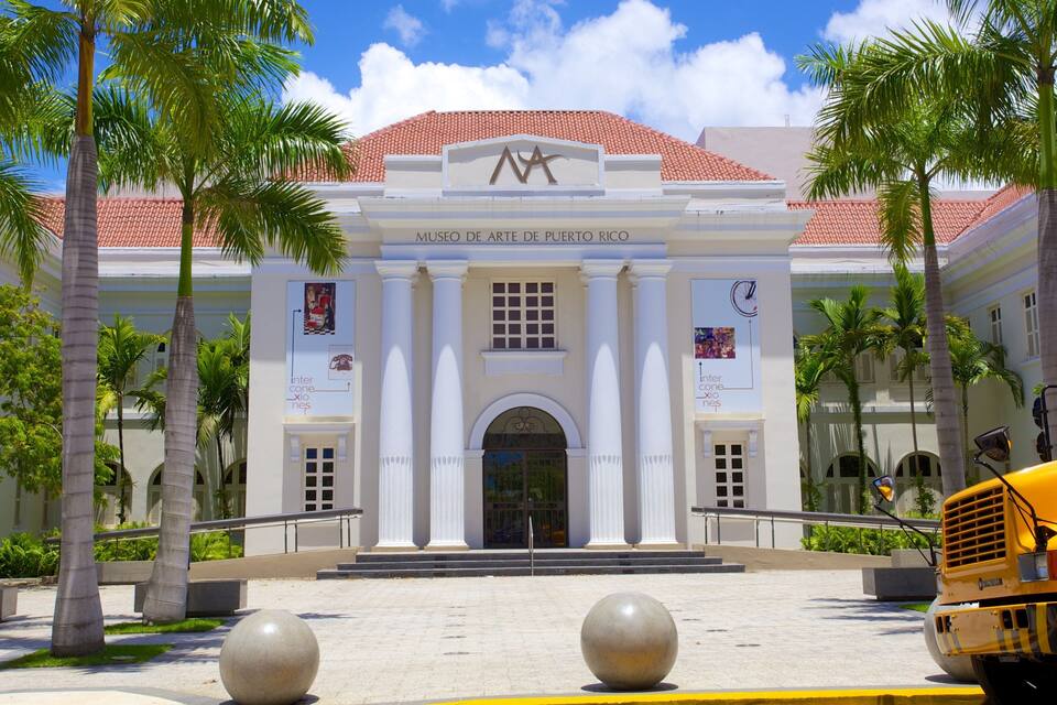 El Museo de Arte de Puerto Rico con techo de tejas rojas, columnas blancas y palmeras.