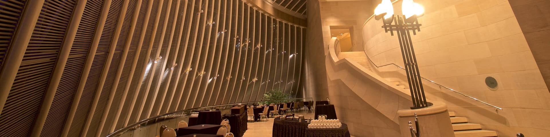 Morton H. Meyerson Symphony Center ofreciendo vistas interiores