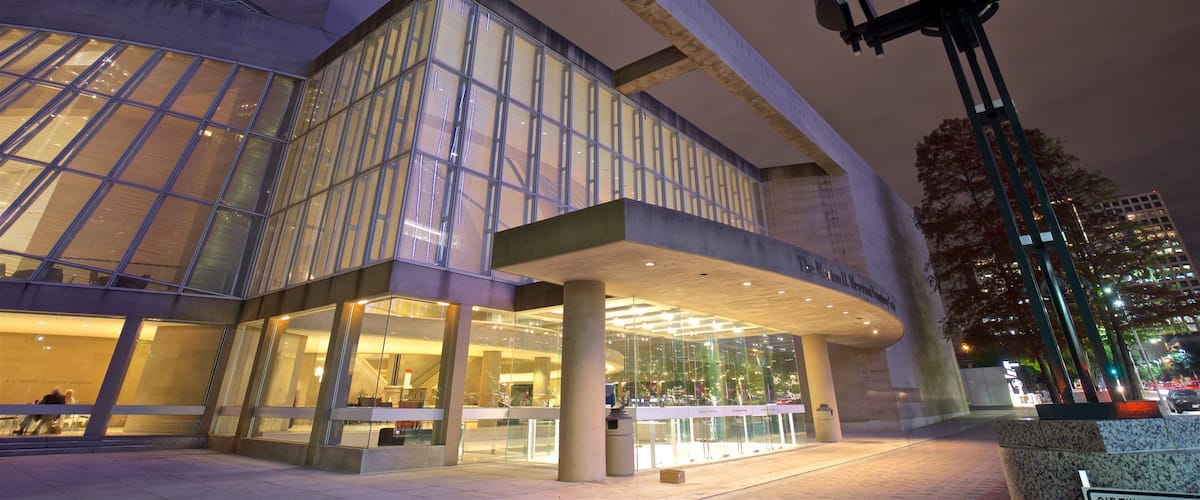 Morton H. Meyerson Symphony Center que incluye arquitectura moderna y escenas nocturnas