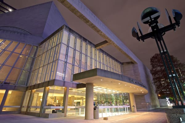 Morton H. Meyerson Symphony Center som visar nattliv och modern arkitektur