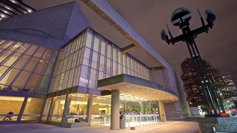 Morton H. Meyerson Symphony Center que incluye escenas de noche y arquitectura moderna