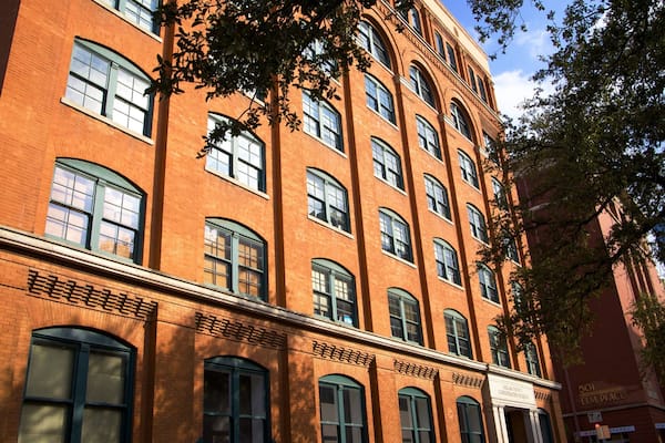 Sixth Floor Museum joka esittää kaupunki