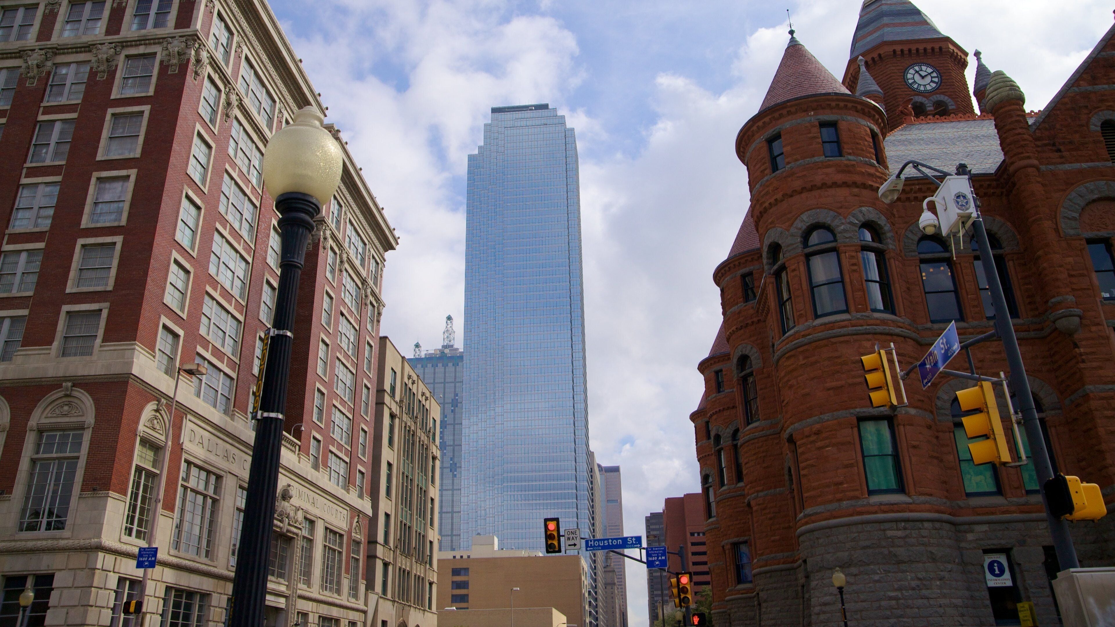 Sixth Floor Museum som inkluderar en stad och en skyskrapa