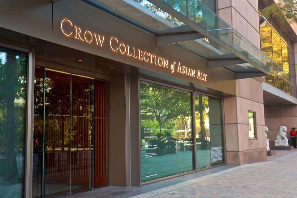 L'esterno del palazzo del Crow Collection of Asian Art, caratterizzato da ampie vetrate e un design architettonico moderno.