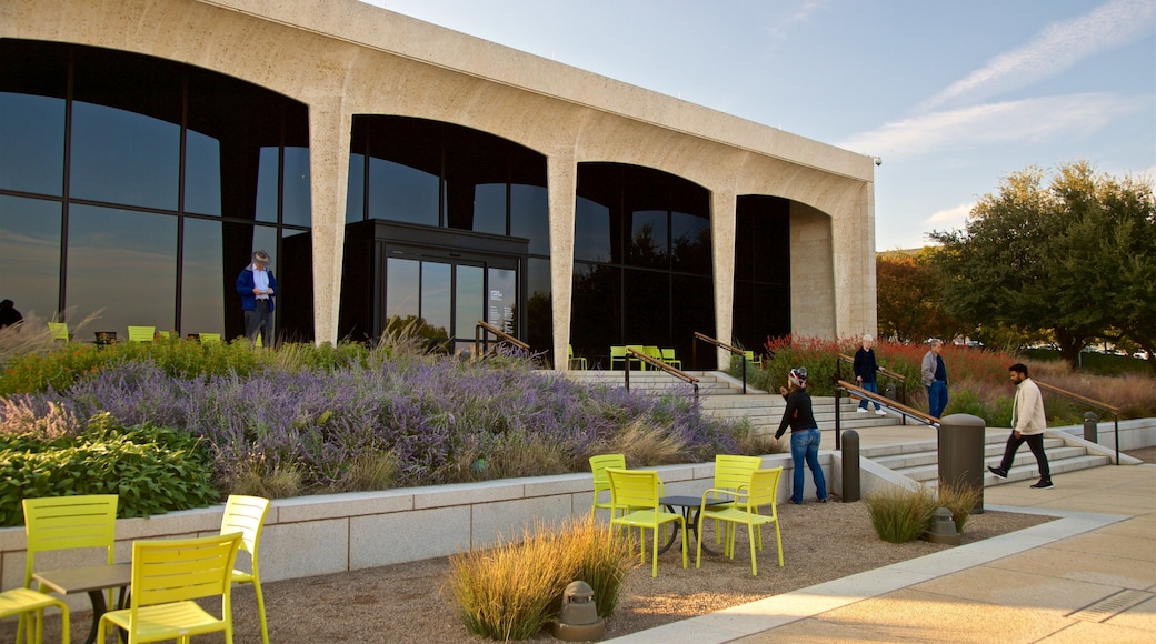 Amon Carter Museum aussi bien que petit groupe de personnes
