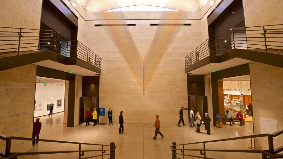 Amon Carter Museum montrant vues intérieures aussi bien que petit groupe de personnes