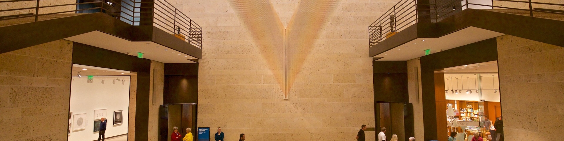 Amon Carter Museum mostrando vistas internas assim como um pequeno grupo de pessoas