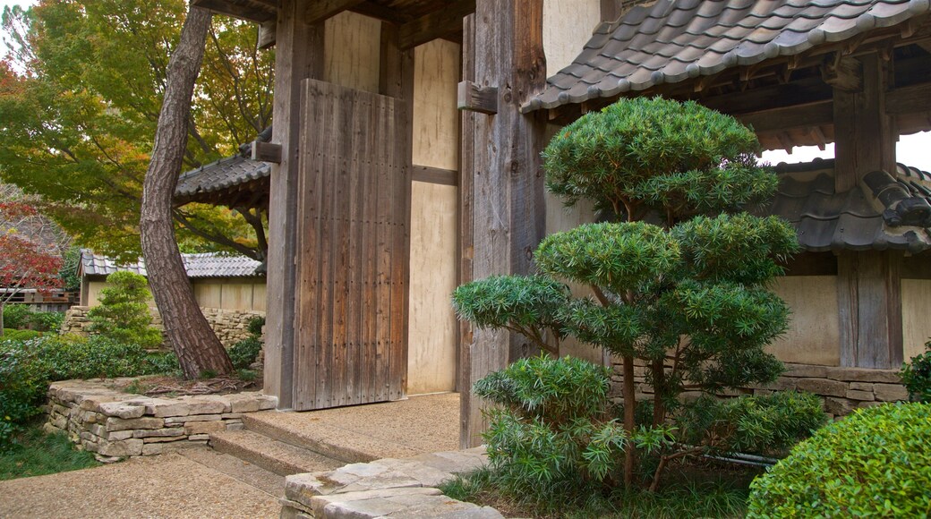 Fort Worth Japanese Garden which includes a park