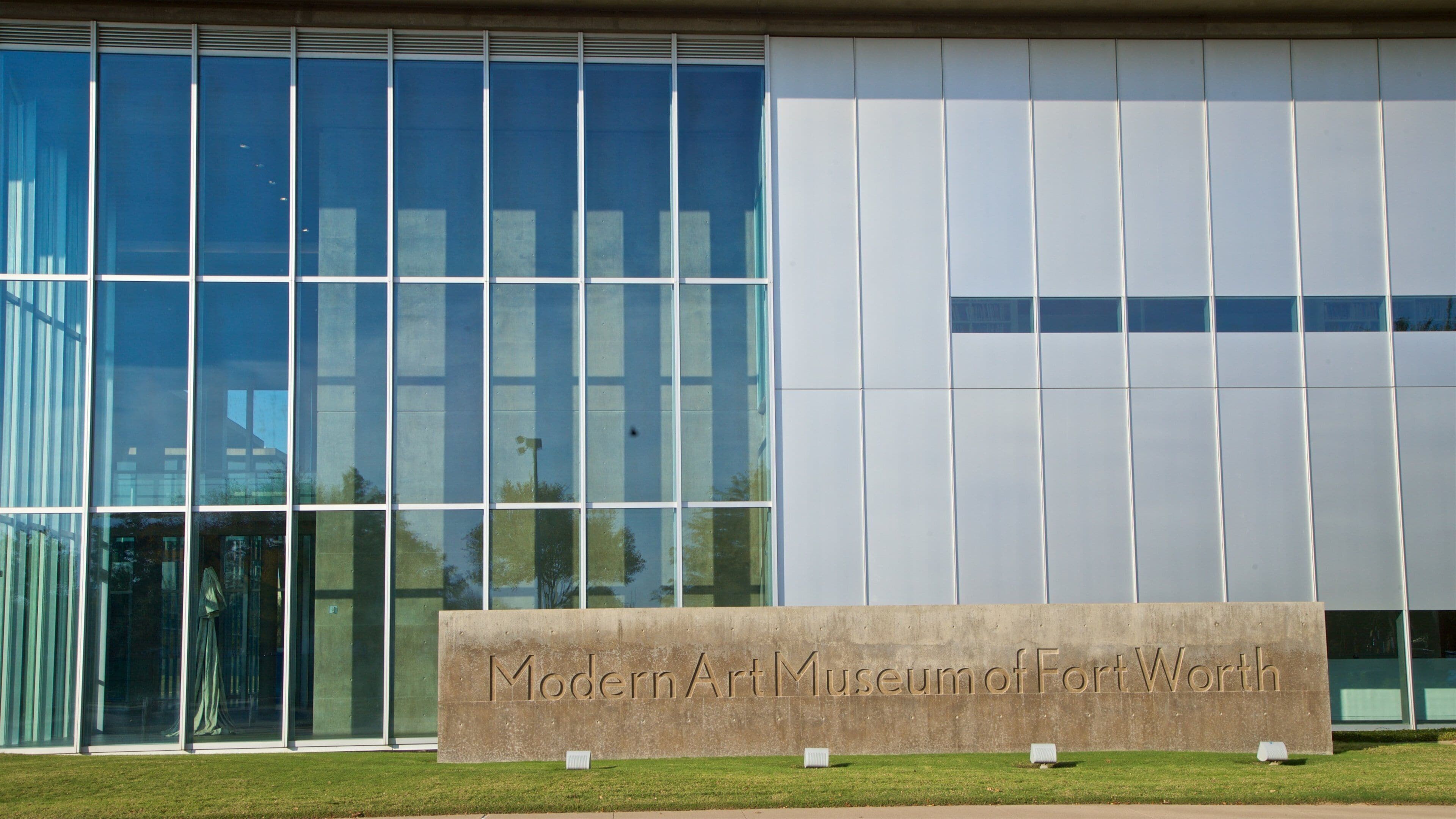 Un edificio con amplias ventanas y un cartel que dice 'Modern Art Museum of Fort Worth'.