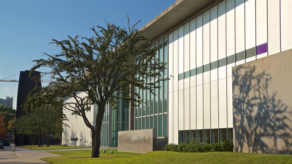 Un edificio moderno con grandes ventanales y un cartel que dice 'Modern Art Museum of Fort Worth'.