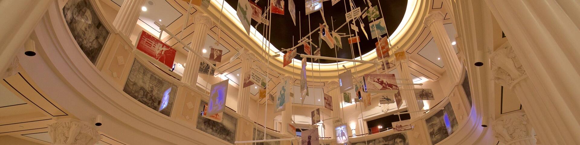 National Cowgirl Museum and Hall of Fame mostrando vistas interiores