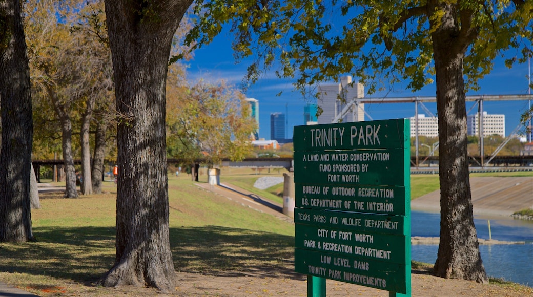 Trinity Park showing a park and signage
