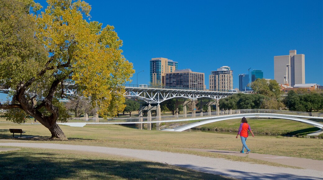 Trinity Park som inkluderer hage i tillegg til en kvinne