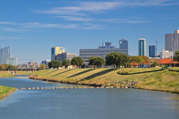 Trinity Park das einen Fluss oder Bach