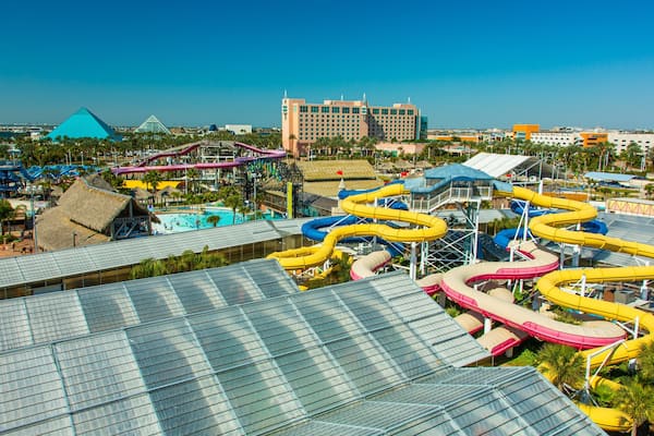 Ein Wasserpark mit mehreren Wasserrutschen und einem großen Gebäude im Hintergrund.