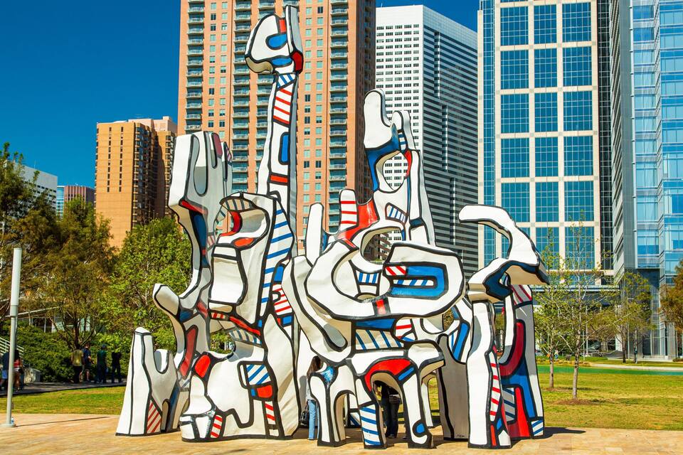 Un jardín de esculturas con obras de arte abstracto en un parque urbano.