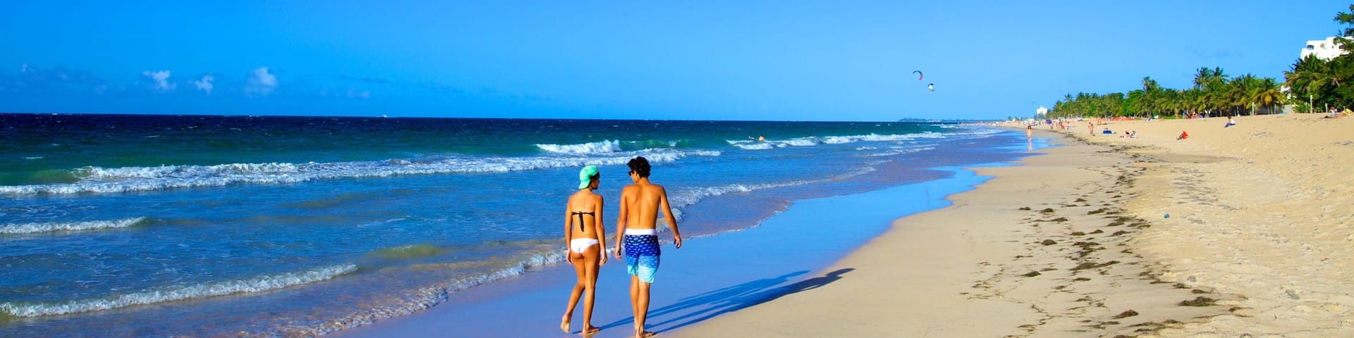 San Juan joka esittÀÀ hiekkaranta sekÀ pieni ryhmÀ ihmisiÀ