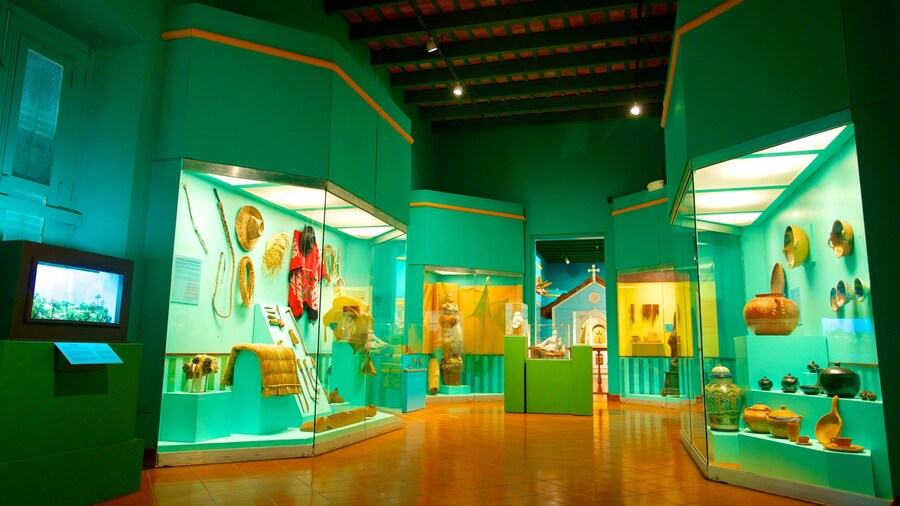 Museo de Las Américas que incluye vistas interiores
