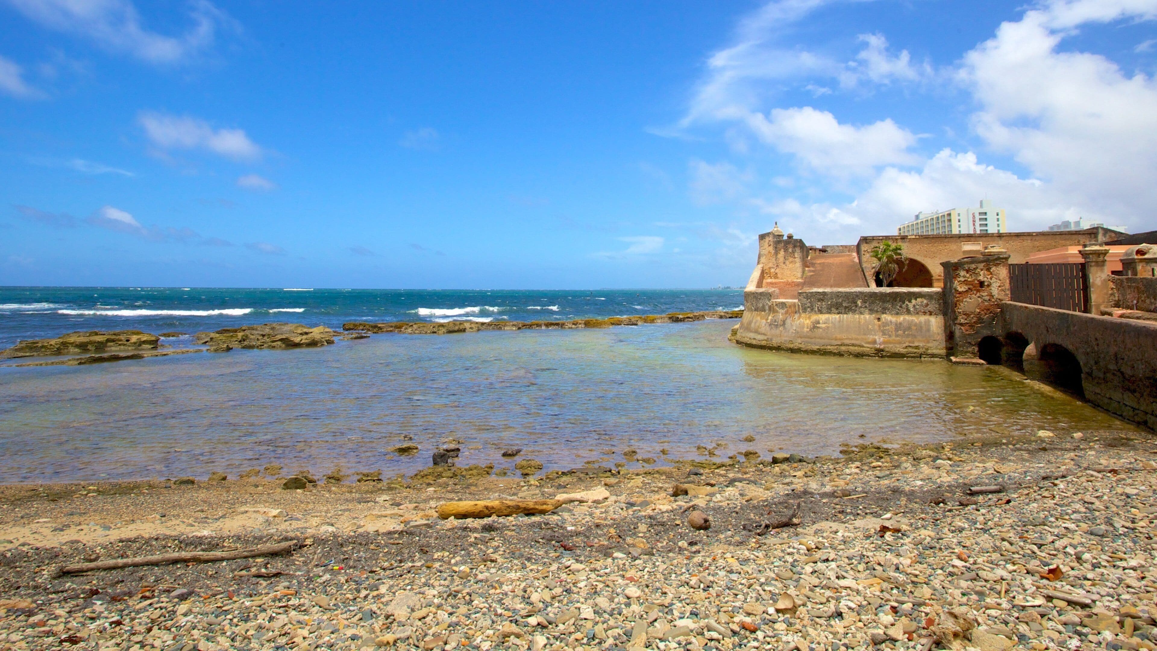Forte de San Jeronimo caracterizando uma praia de pedras