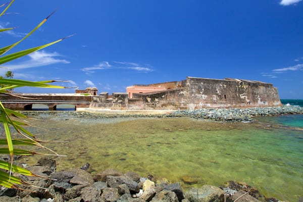 Fort San Jeronimo featuring heritage elements and rugged coastline
