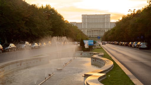 Palacio del Parlamento ofreciendo una fuente, una puesta de sol y patrimonio de arquitectura