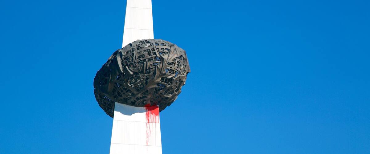 จัตุรัสแห่งการปฏิวัติ ซึ่งรวมถึง สถาปัตยกรรมสมัยใหม่ และ ศิลปะ