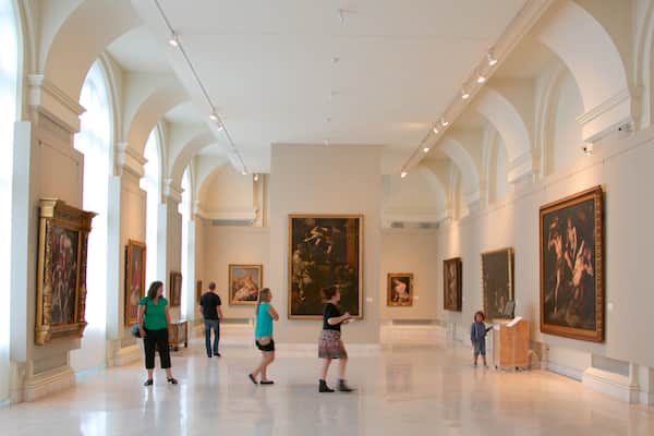 Nationalmuseet for rumænsk kunst og byder på interiør og kunst såvel som en lille gruppe mennesker