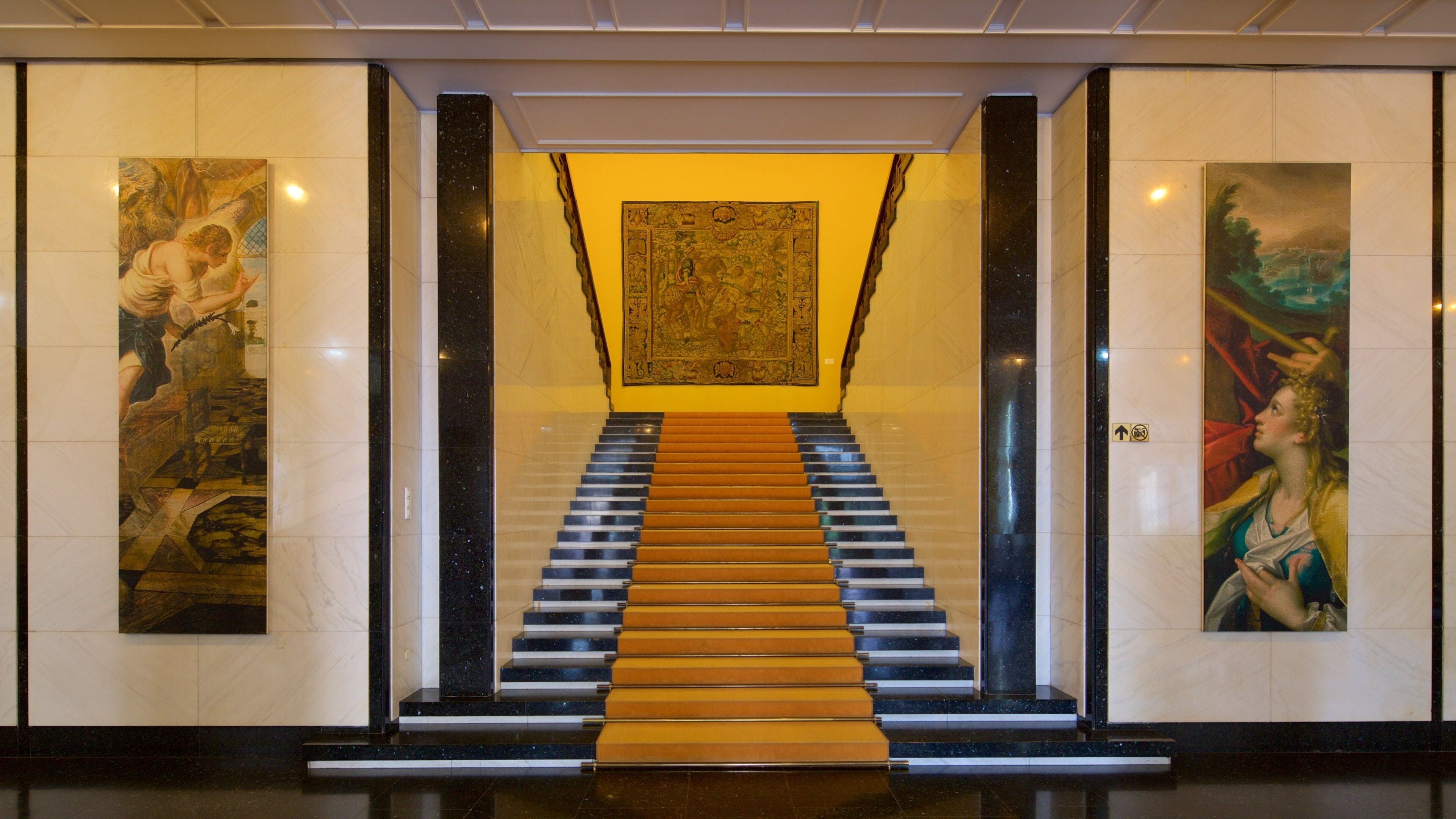 루마니아 국립미술관 을 보여주는 실내 전경 과 예술