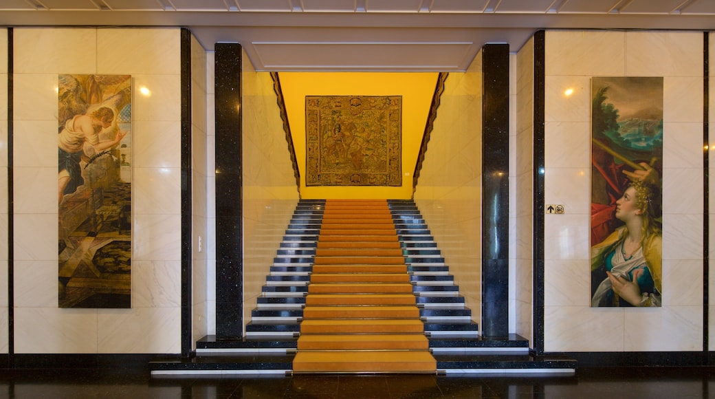 루마니아 국립미술관 을 보여주는 실내 전경 과 예술