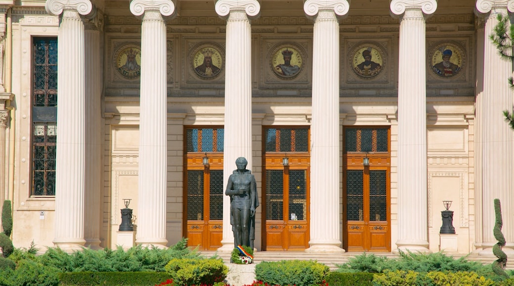 Ateneo rumano ofreciendo una estatua o escultura, patrimonio de arquitectura y escenas de teatro
