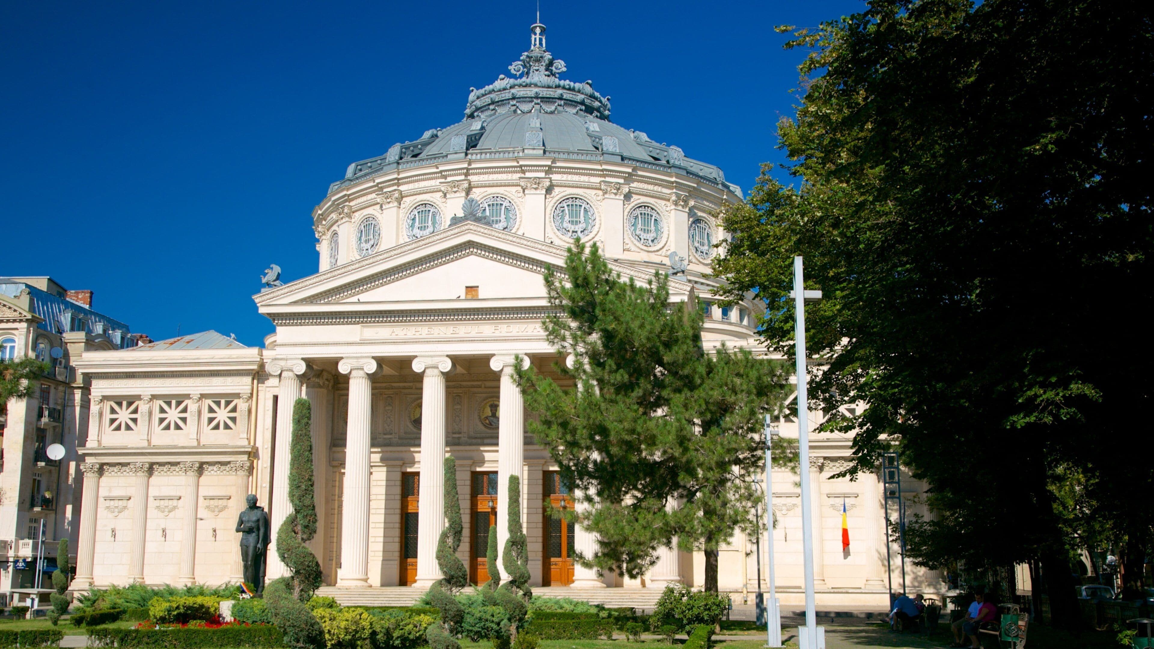 Romanian Athenaeum showing a garden, heritage architecture and theater scenes