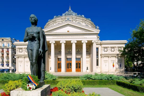 Rumænsk athenæum som viser en have, en statue eller en skulptur og teaterliv
