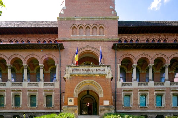 Um edifício histórico com um arco central e várias janelas em arco.